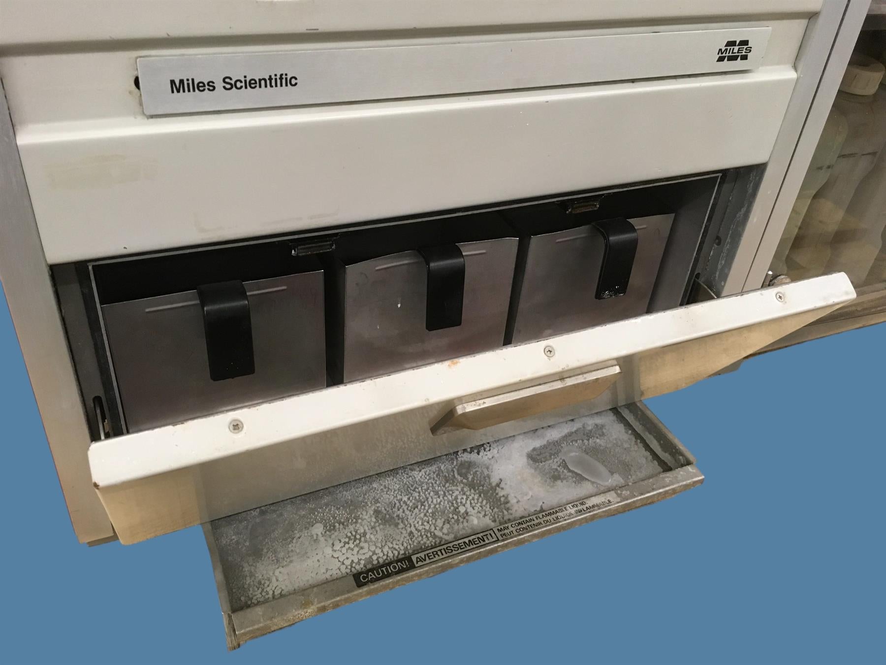 Sakura Tissue-Tek VIP 3000 4619 Benchtop Processor w/ Reagent Cabinet & Baskets