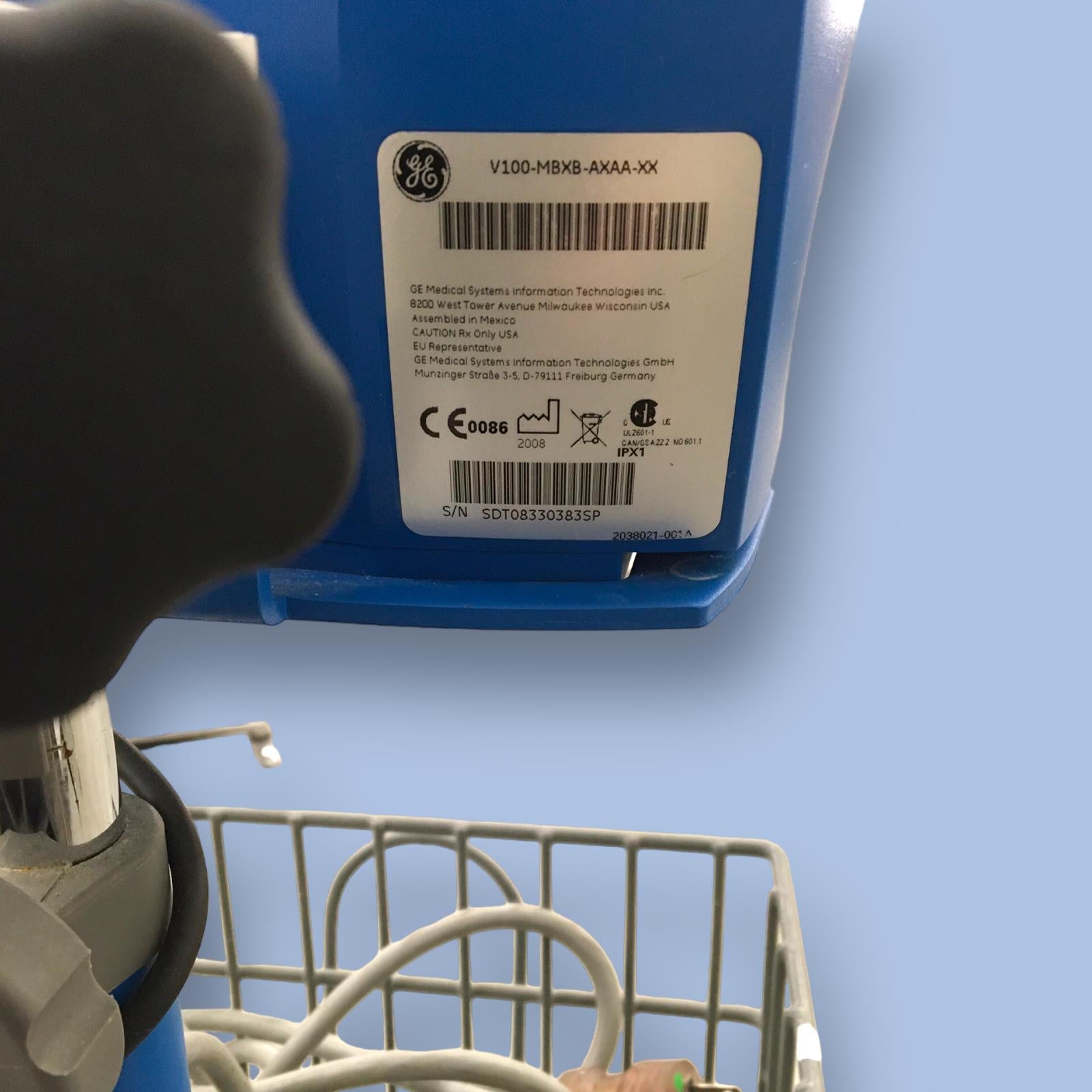 GE Dinamap CareScape Vital Signs Monitor NIBP, SpO2 Temp W/Rolling Cart V100/2